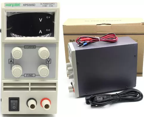 Fuente de alimentación para laboratorio, regulable, 0-30 V, 0-5 A, con cable de alimentación y cable de salida.