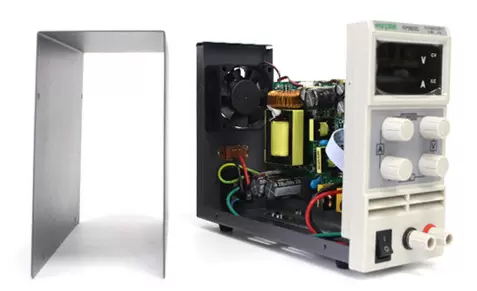 Fuente de alimentación para laboratorio, regulable, 0-30 V, 0-5 A, con cable de alimentación y cable de salida.
