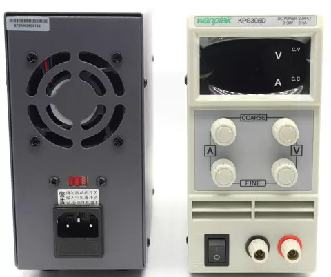 Fuente de alimentación para laboratorio, regulable, 0-30 V, 0-5 A, con cable de alimentación y cable de salida.