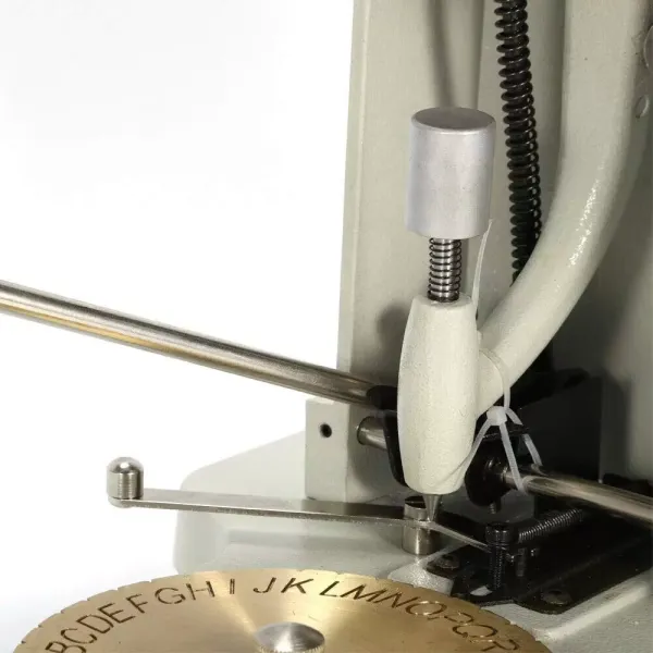 Grabado en el interior de la máquina de grabado de joyas, esfera de doble cara