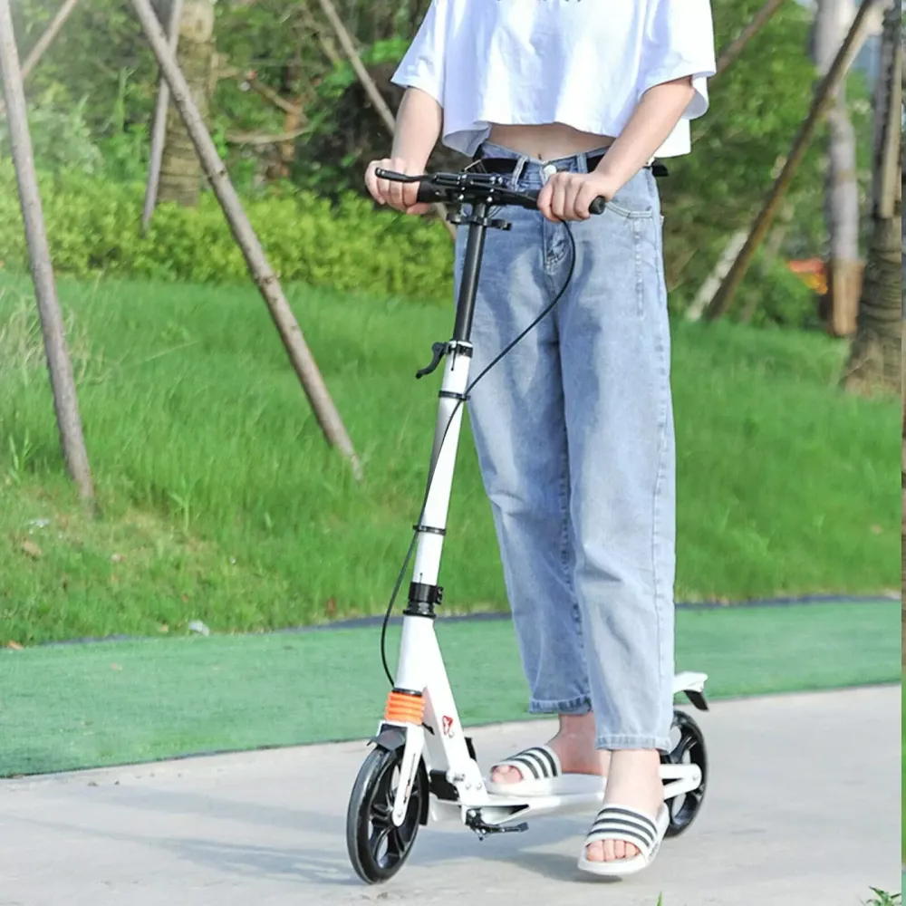 Patinete plegable para adultos y niños, con suspensión, ruedas de 200 mm, altura regulable, con freno de mano y pie, color blanco，No eléctrico